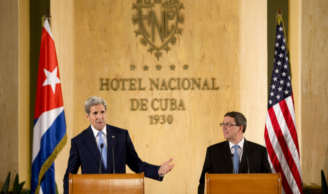 El secretario de Estado de EEUU, John Kerry, y el ministro cubano de...
