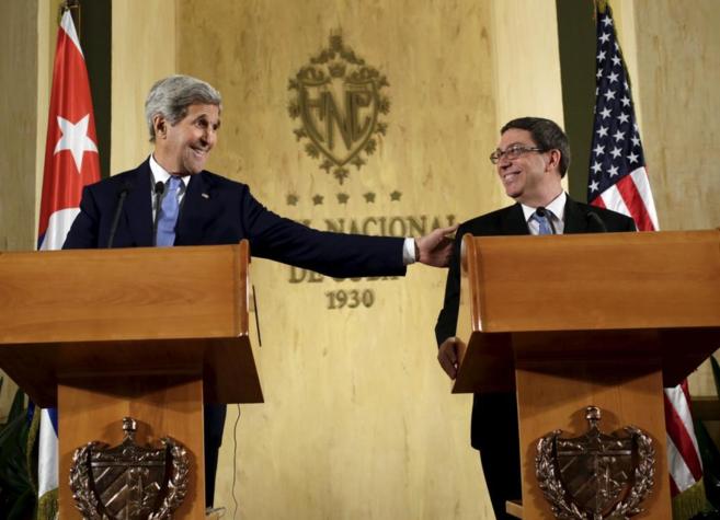 El secretario de Estado de EEUU, John Kerry,, junto al ministro de...