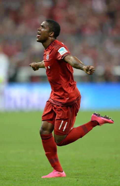 Douglas Costa celebra su gol, el quinto del Bayern.