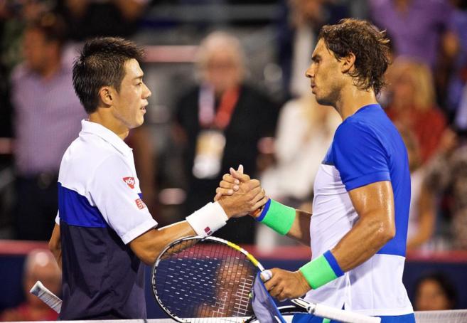 Kei Nishikori estrecha la mano a Rafael Nadal.