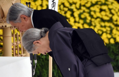 El emperador Akihito y su esposa Michiko, durante la ceremonia