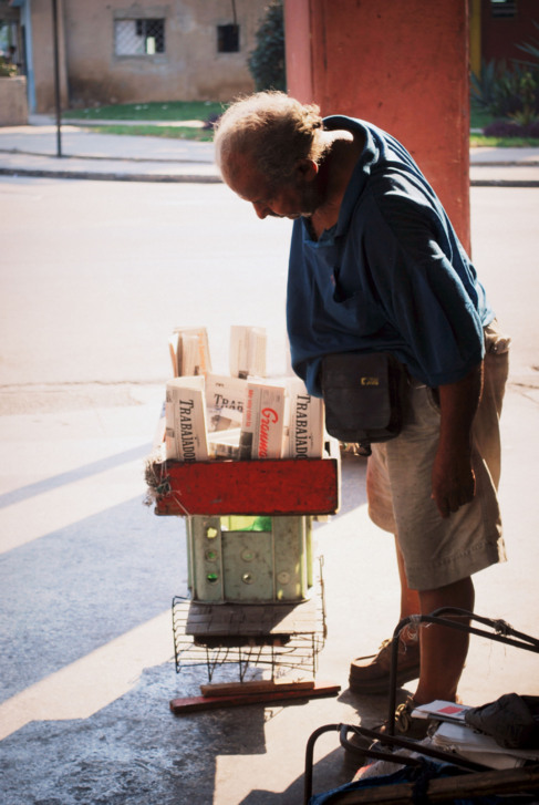 Antonio, de 84 aos, vende peridicos porque cobra una pensin de...