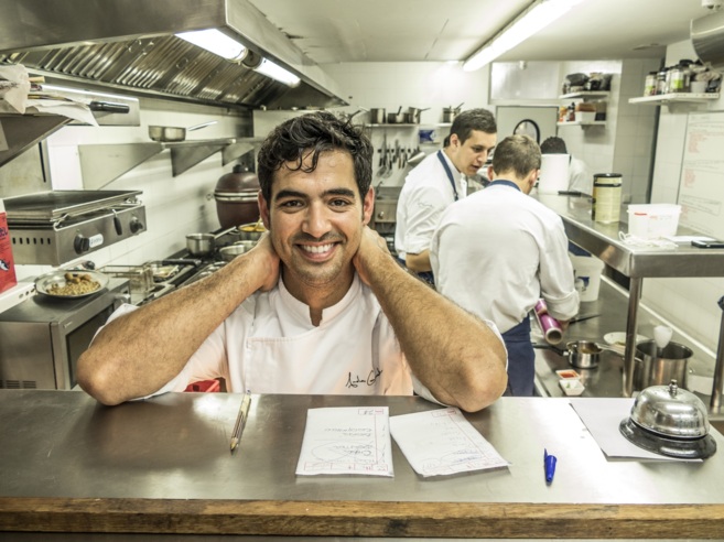 El chef mallorqun Andreu Genestra en la cocina de su restaurante...