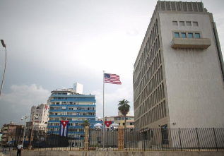 Imagen de la embajada de Estados Unidos despus del izado de la...