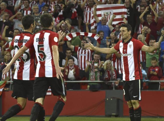 El delantero del Athletic, Aritz Aduriz, celebra un gol junto a Eraso...