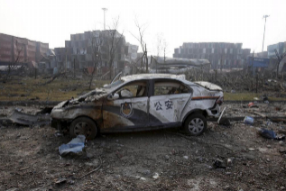 Un coche destrozado despus del desastre de Tianjin.