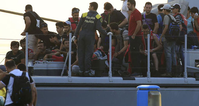 Refugiados sirios a bordo del buque fletado por el Gobierno heleno...