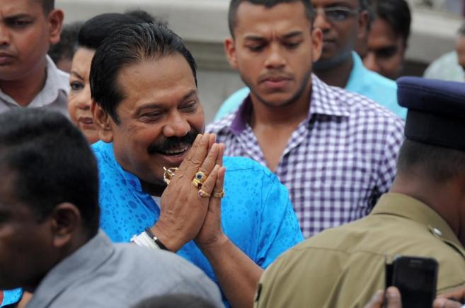 El ex presidente de Sri Lanka Mahinda Rajapaksa saluda tras depositar...
