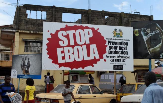 Un cartel en las calles de Freetown señala que la prevención es la...