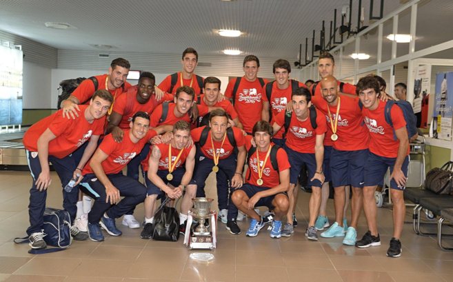 Los jugadores del Athletic posan con la Supercopa a su llegada al...