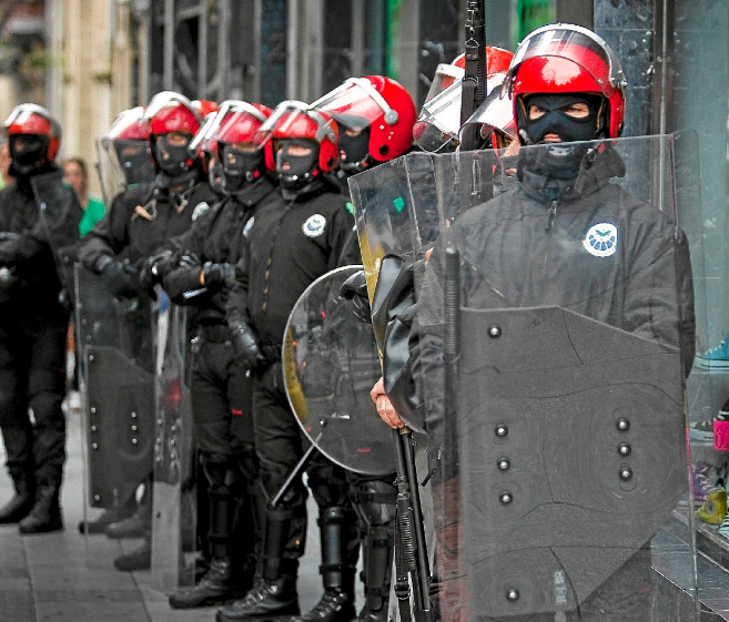 Agentes de la Brigada Mvil con escopetas en una calle de Bilbao.