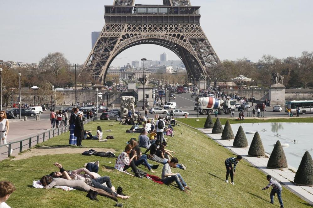 Turistas tomando el sol en los Jardines del Trocadero, frente a la...