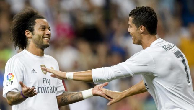 Marcelo festeja junto a Cristiano su gol en el Bernabu.