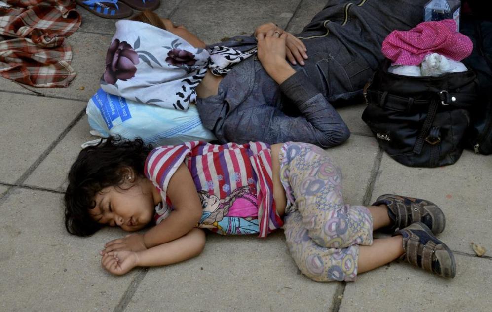 Nios sirios durmiendo en Gevgelija.