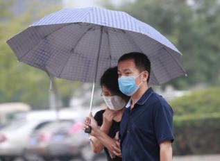 Una pareja se protege de la lluvia de Tianjin.