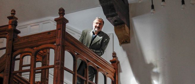 Jorge Luis Tizn posa ayer en el interior del Palacio Miramar de San...