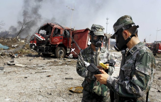 Miembros del Ejército en la zona afectada por la explosión.