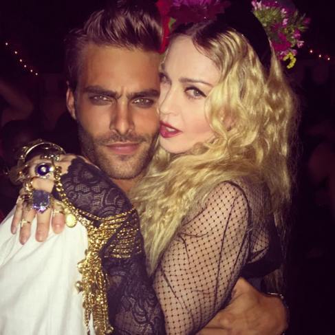 La cantante Madonna, junto al modelo Jon Kortajarena.