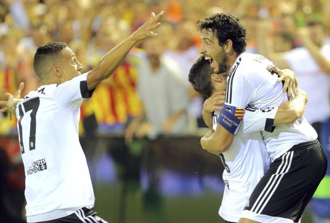Los jugadores del Valencia celebran el gol de Dani Parejo
