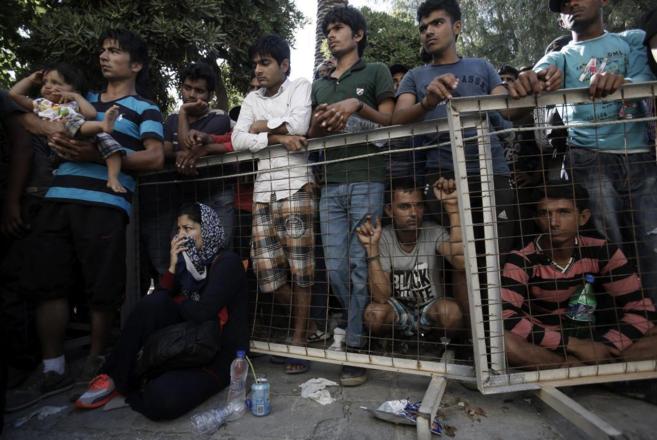 Multitud de refugiados esperan para registrarse a las puertas de una...
