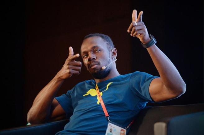 Usain Bolt gesticula durante la rueda de prensa previa a su...