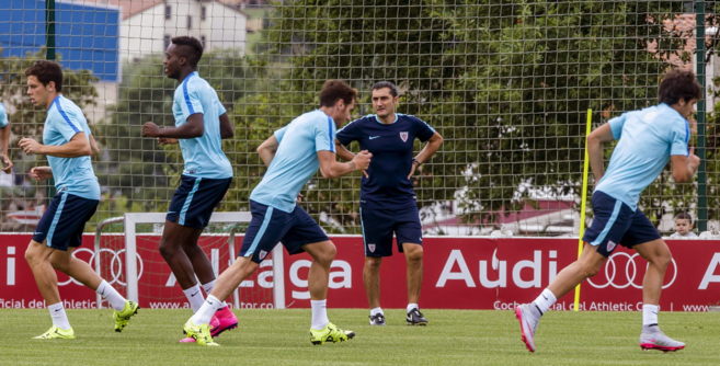 Ernesto Valverde supervisa el entrenamiento de sus jugadores en...