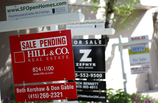 Carteles que anuncian la compraventa de viviendas en San Francisco...