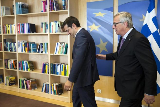 El presidente de la Comisin Europea, Jean-Claude Juncker (dcha), con...