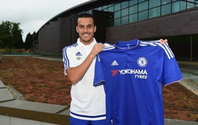 Pedro posa con la camiseta del Chelsea.