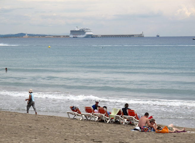 Las bajas temperaturas dejan casi desierta la  playa de La Pineda de...