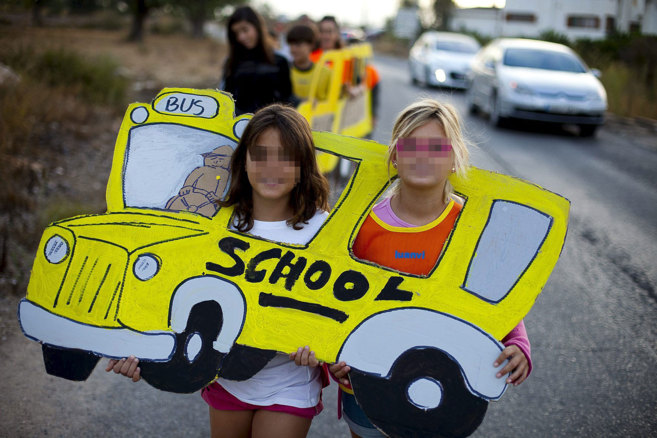 Dos nias en una protesta contra los recortes en transporte escolar.