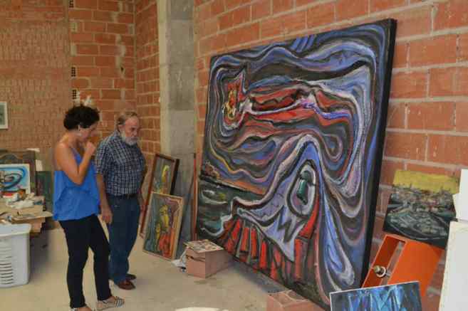 Mechos Zapata y Patricia Mir, frente a una de las obras del artista.