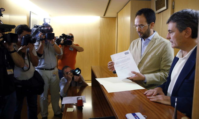 Los diputados del PSOE A. Hernando (izqda.) y P. Saura registran la...