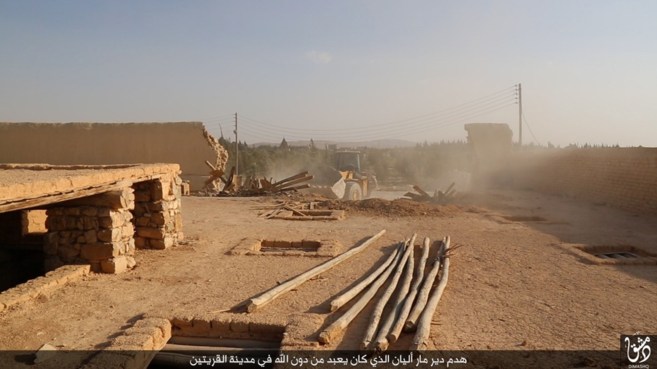 Una imagen de un vdeo publicado por IS muestra una excavadora...