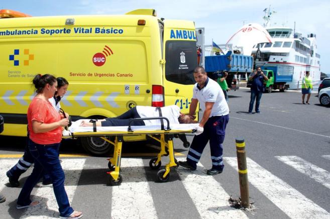 Un sanitario traslada a Josefa Hernndez en camilla tras sufrir el...