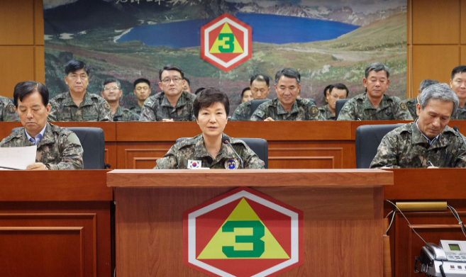 La presidenta surcoreana, Park Geun-Hye, durante la visita a la sede...