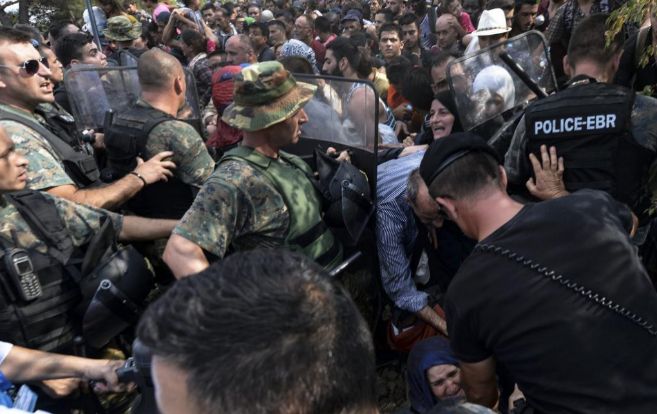 Tensión entre policía e inmigrantes en la frontera entre Grecia y...