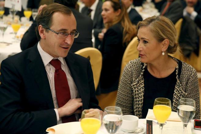 El ministro de Sanidad, Alfonso Alonso, y la presidenta de la...