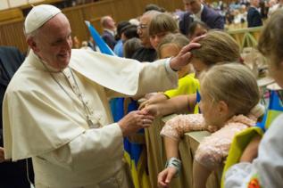 El Papa Francisco saluda a unos nios durante una audiencia en el...
