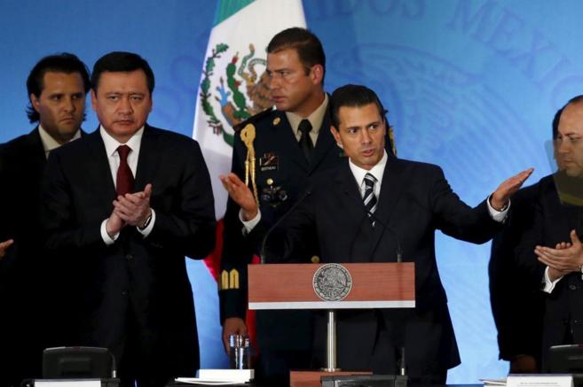 Enrique Pea Nieto, aplaudido durante la intervencin de este...