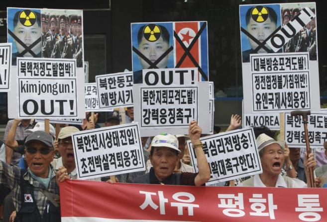 Activistas surcoreanos protestan contra Corea del Norte en Paju, Corea...