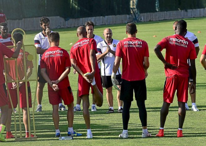 Albert Ferrer se dirige a sus jugadores durante un entrenamiento de...