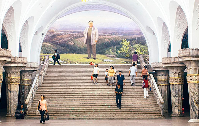 El metro de Pyongyang, decorado de manera opulenta.