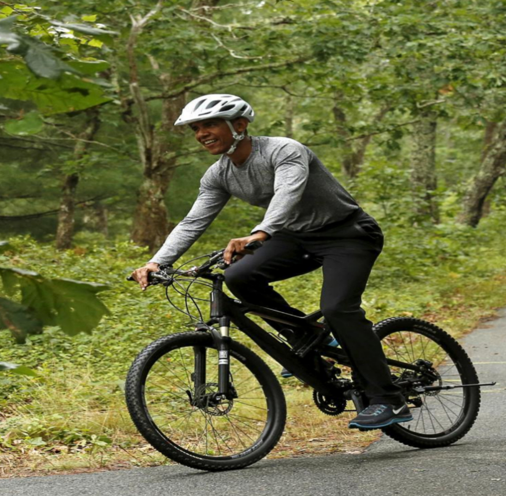 El presidente norteamericano, Barack Obama dando un paseo en bicicleta...