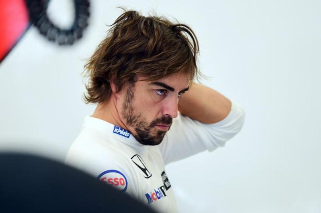 Fernando Alonso en su box durante el GP de Blgica