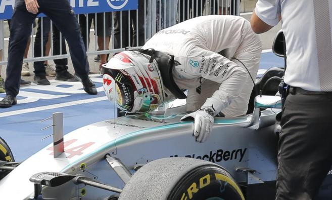 Lewis Hamilton besa su monoplaza tras acabar la carrera.