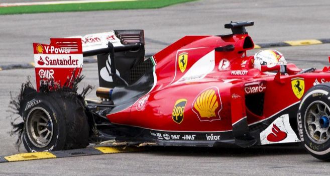 Vettel, tras el reventn de su rueda trasera derecha.