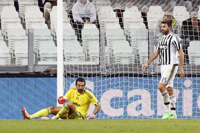 Buffon y Andrea Barzagli se lamentan tras el gol del Udinese.