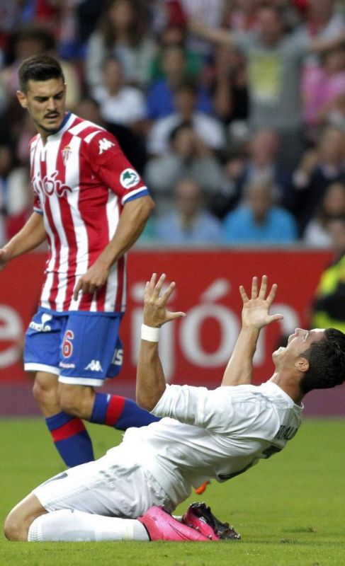 Cristiano reclama un posible penalti de Sergio lvarez.