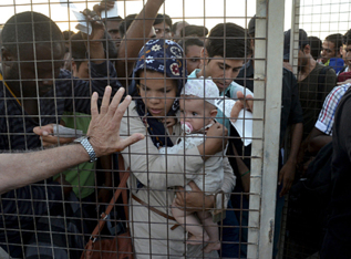 Inmigrantes dentro de la jaula del ferry.